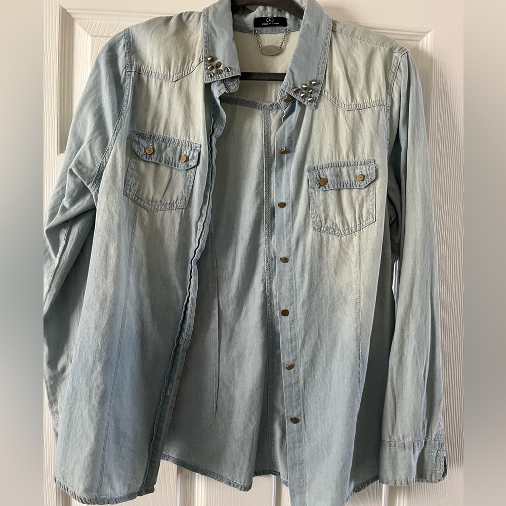 Women’s jean faded country long sleeve shirt, size large